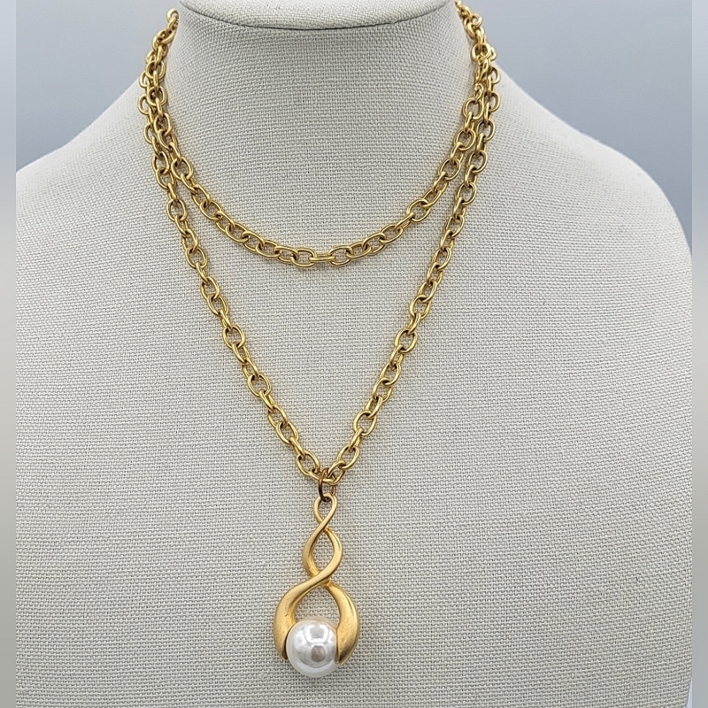Gold Tone Pendant Necklace #2309